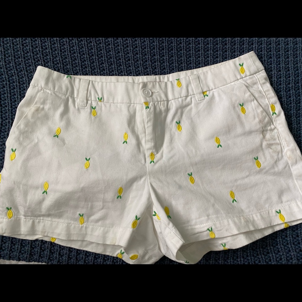 CUTE 🍋white shorts with lemons🍋 flattering, 4 pockets.... EUC/worn once!!!